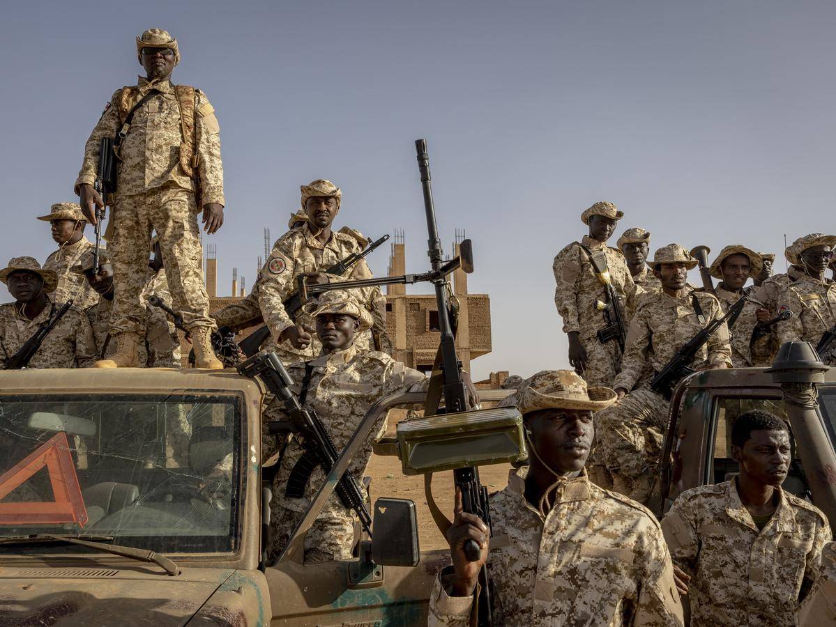 $!Miembros de una unidad de fuerzas especiales sudanesas posan para una foto en un desfile militar en Omdurman.