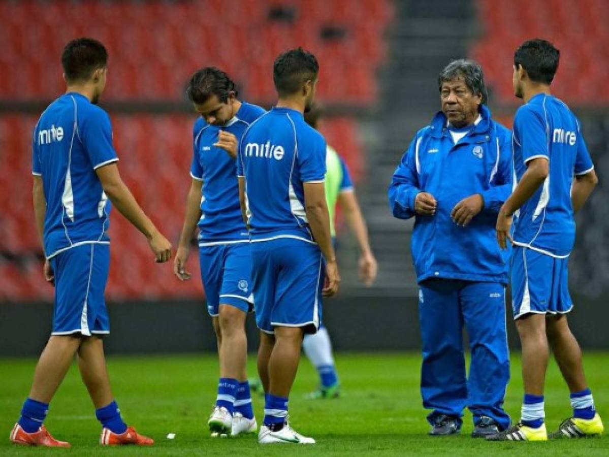 Utilero de la selección salvadoreña se mofa de Carlo Costly