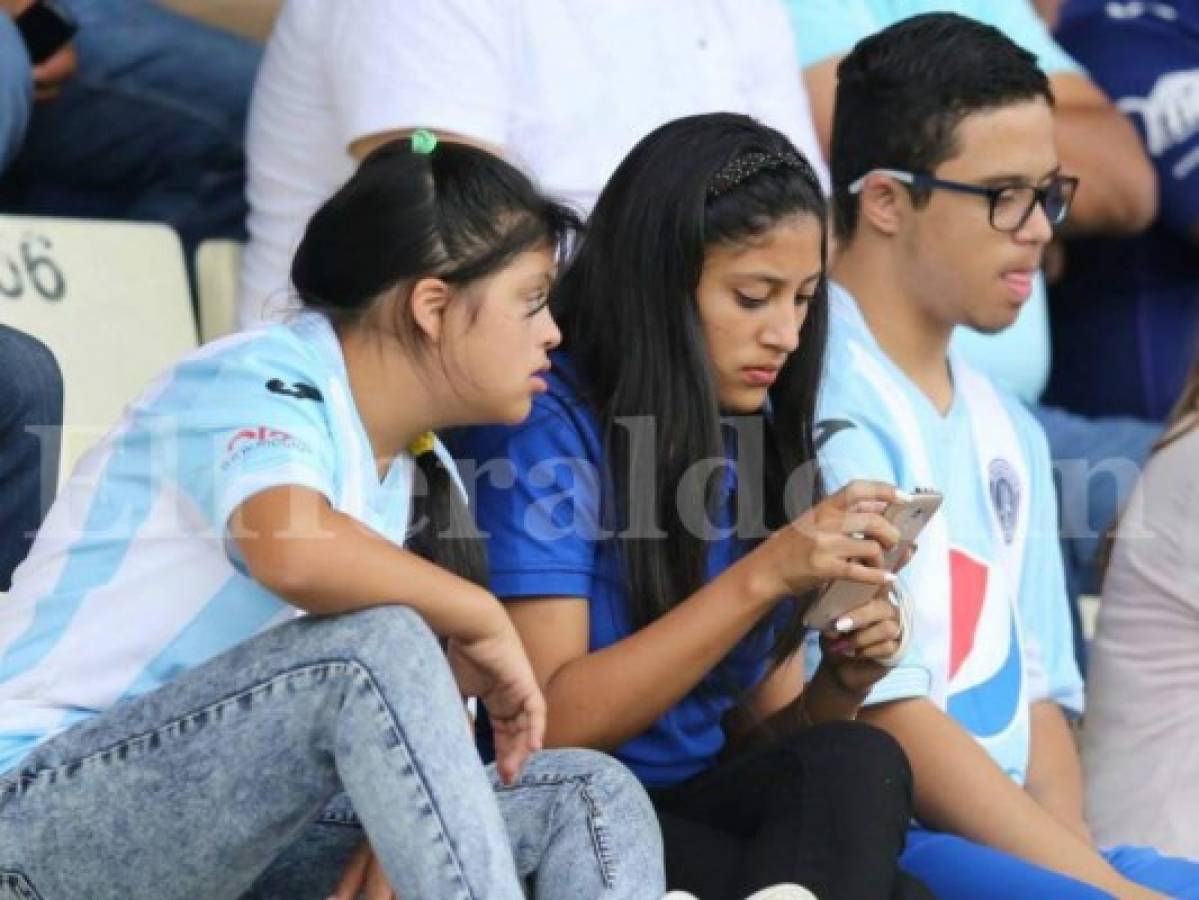 Jorge y Génesis, los aficionados incondicionales de Motagua