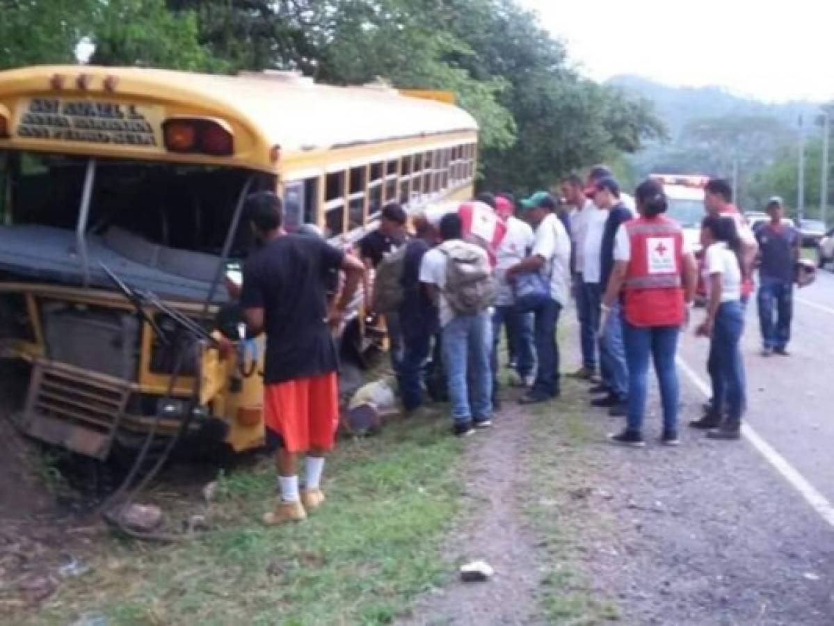 Autobús en Santa Bárbara se vuelca y deja 15 heridos  