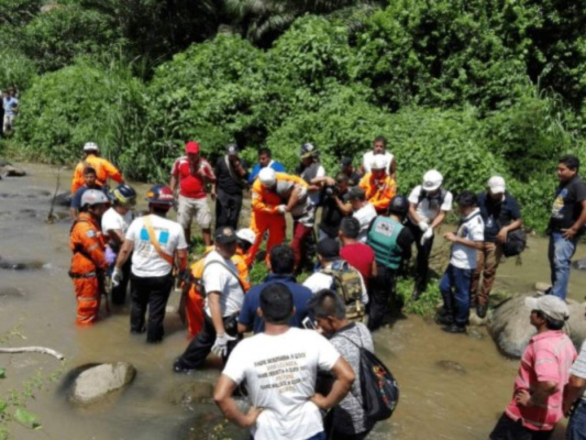 Río arrastra camioneta y deja cuatro muertos y un desaparecido en Guatemala