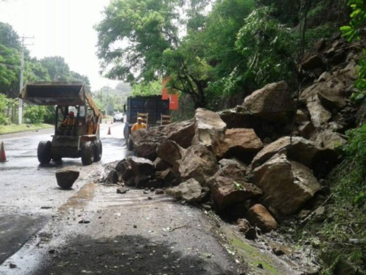 Intensas lluvias dejan tres muertos, derrumbes y desbordamiento de ríos en El Salvador