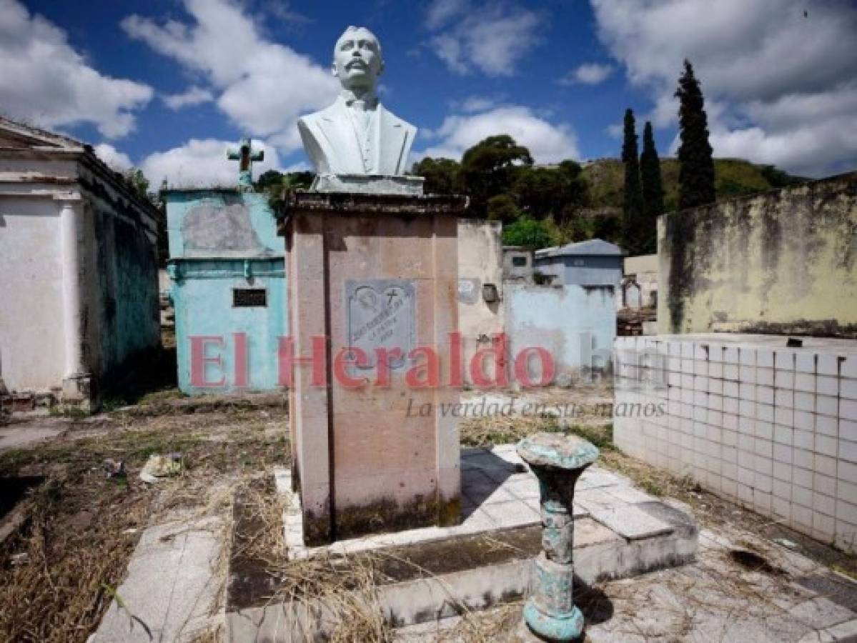 Este 2 de noviembre se cumplen 112 años de la muerte de Juan Ramón Molina, el busto del poeta hondureño -que está sobre su tumba- fue restaurado el año anterior.