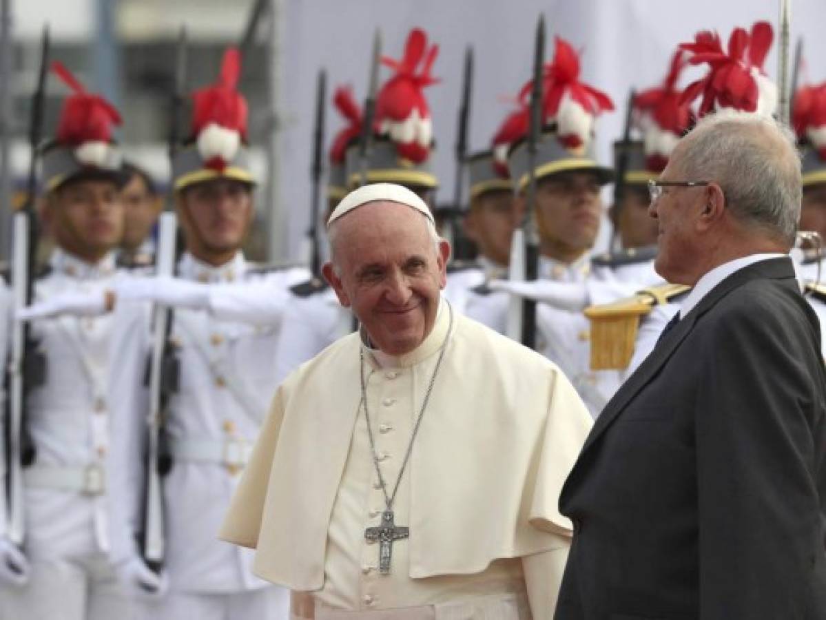 El papa Francisco llega a Perú en medio de reclamos de indígenas y ambientalistas