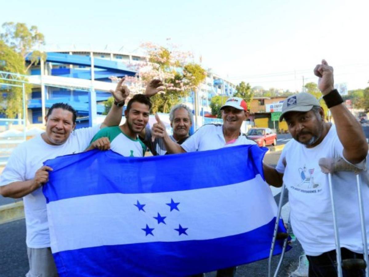 Aficionados salvadoreños no quieren ir al estadio Cuscatlán sino a la playa