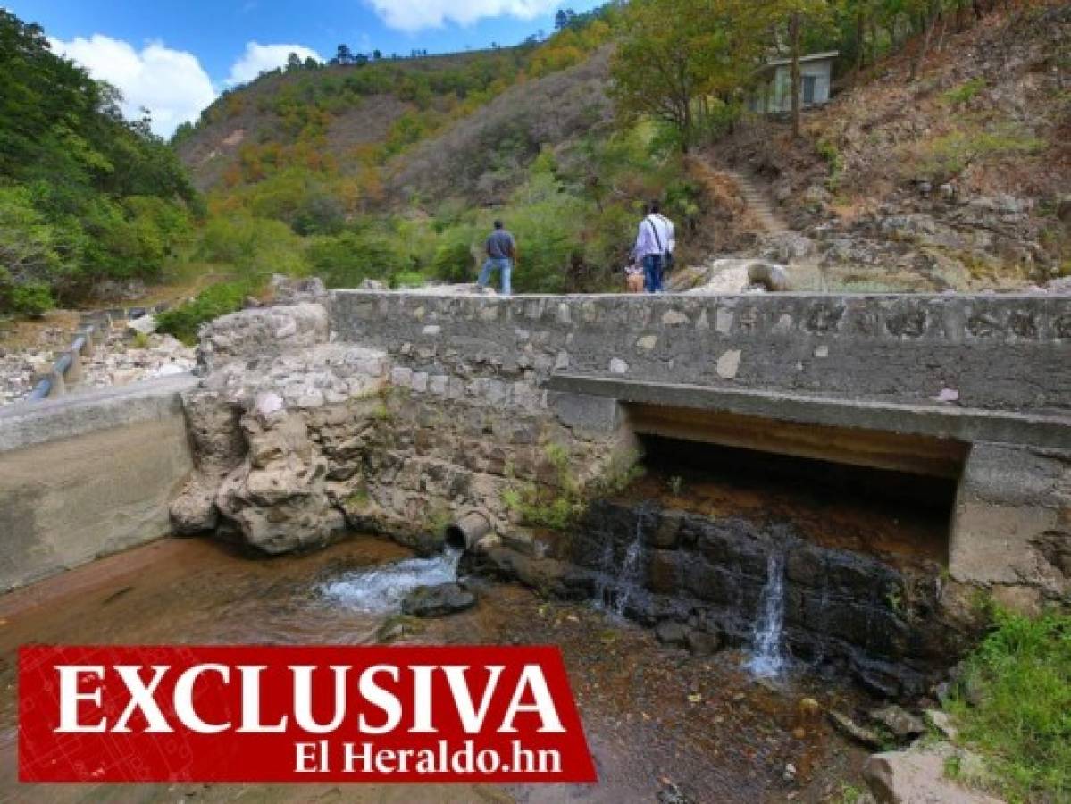 Esta es la pequeña represa que hay en el cauce del río, se están produciendo 24 litros por segundo.