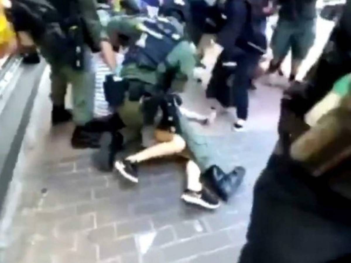 VIDEO: Brutal arresto de una niña durante protesta en Hong Kong