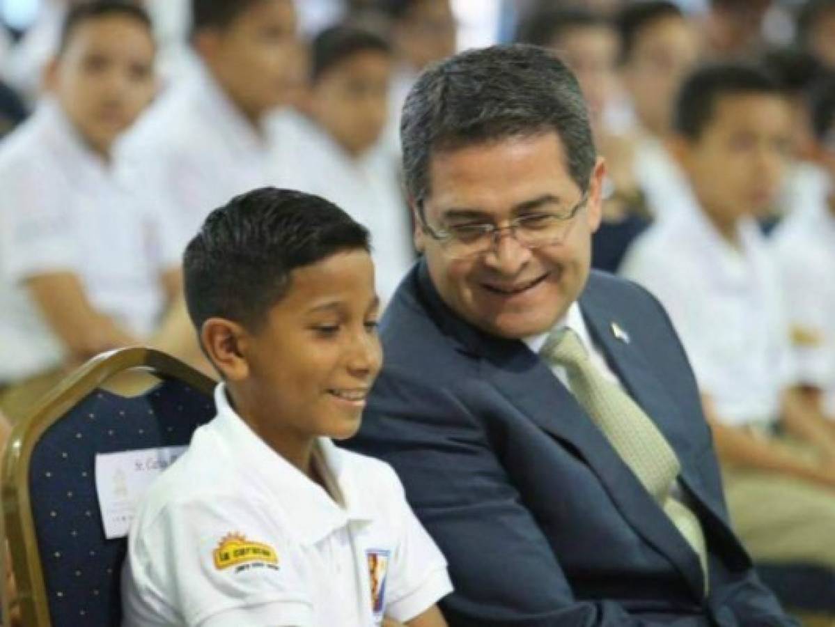 Carlitos, el laborioso alumno carnicero recibe beca: 'Seguiremos haciendo lo nuestro, que es estudiar'