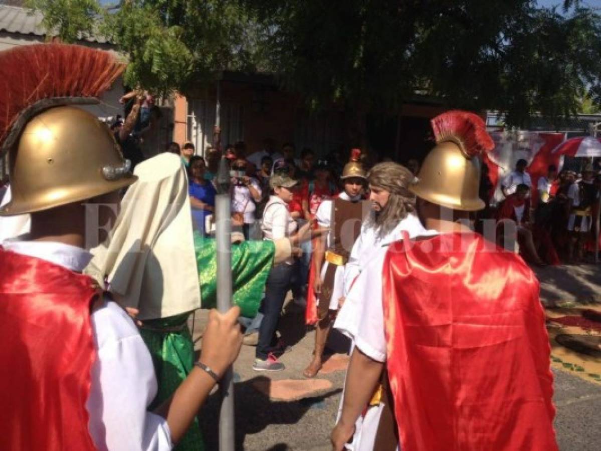 Viacrucis revive la Pasión de Cristo en el centro histórico de la capital