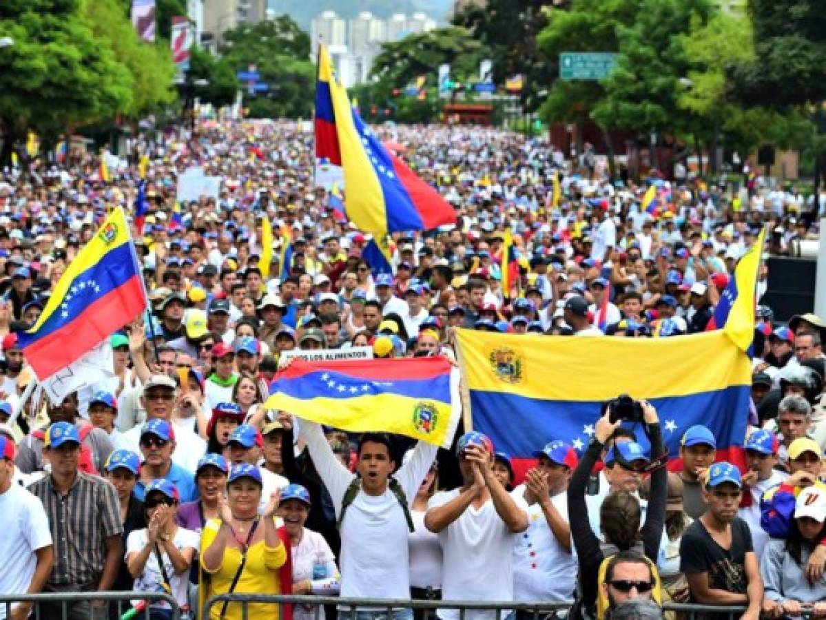 Antimotines impiden con gases avance de marcha opositora en Venezuela