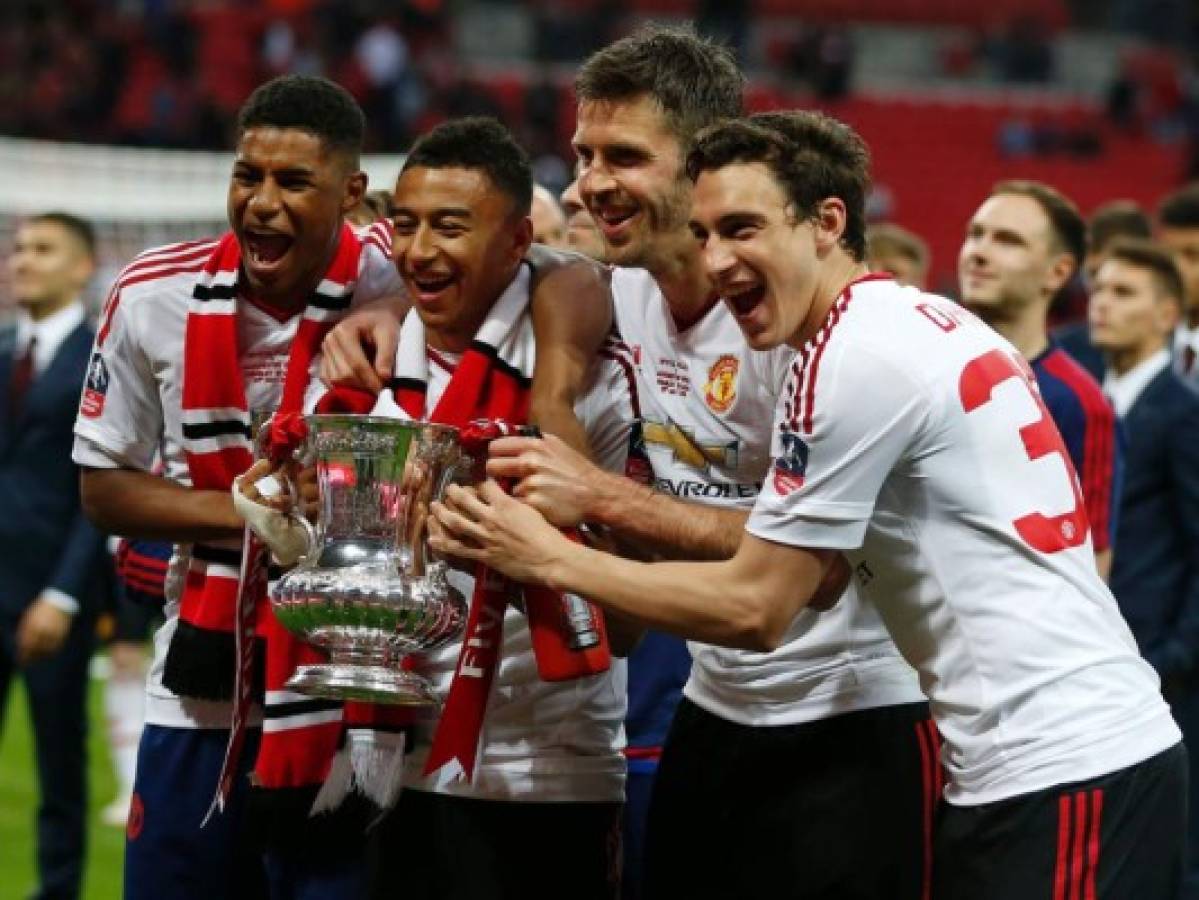 Manchester United y Van Gaal se consuelan ganando la Copa