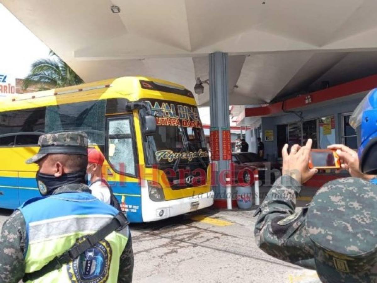 Los agentes de la FNSTU acordonaron la escena del crimen y resguardaron la integridad de las víctimas de este atentado. Foto: Estalin Irías | EL HERALDO