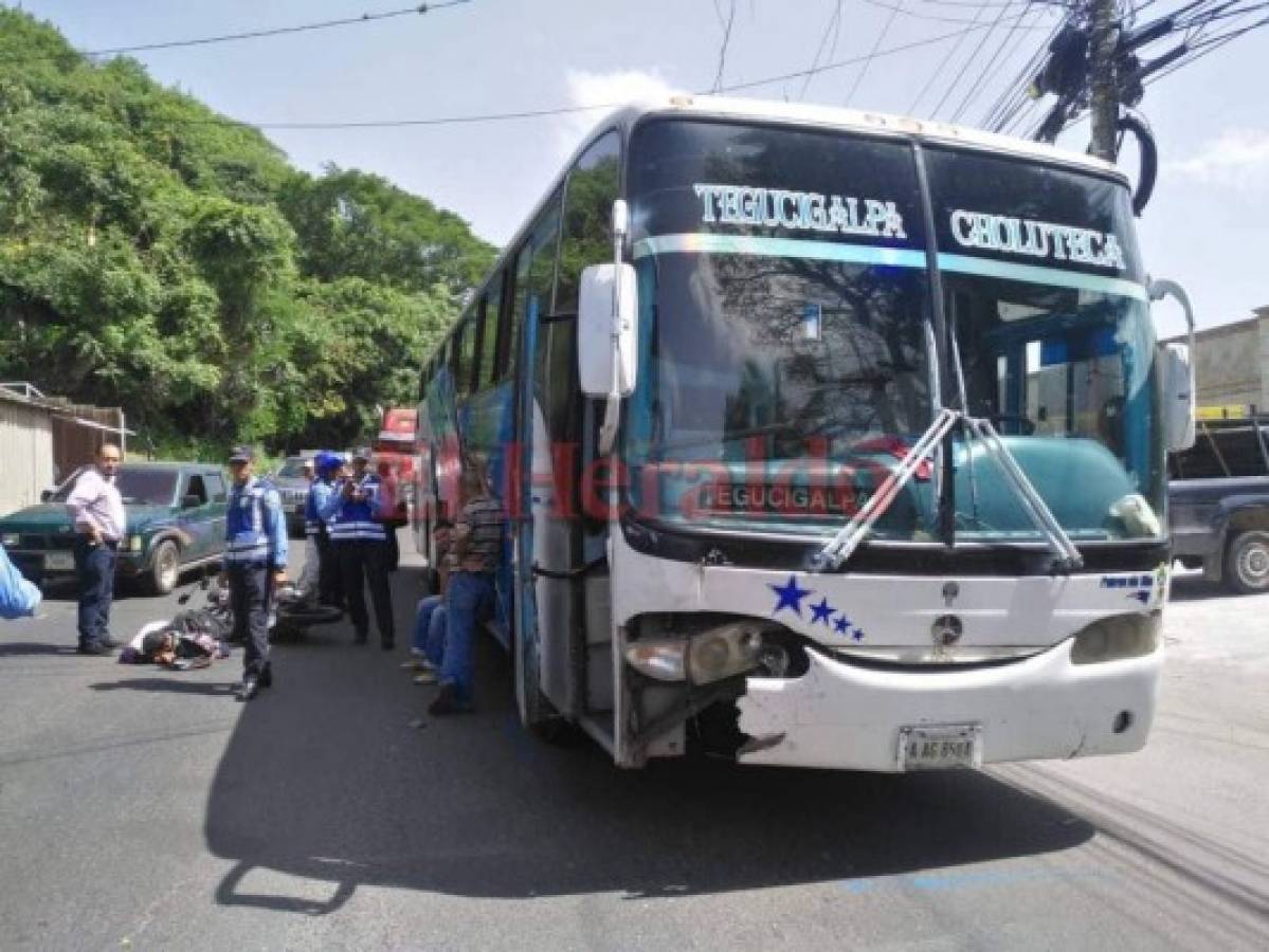 Caos vehicular en la salida al sur de la capital tras choque entre bus y motocicleta