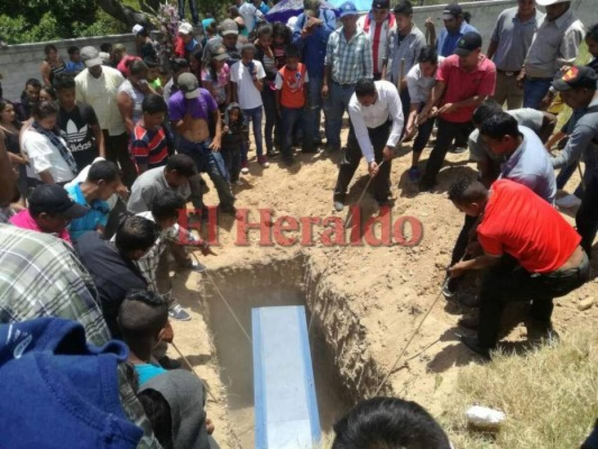 Familiares dan último adiós a víctimas de masacre en El Paraíso; claman por justicia