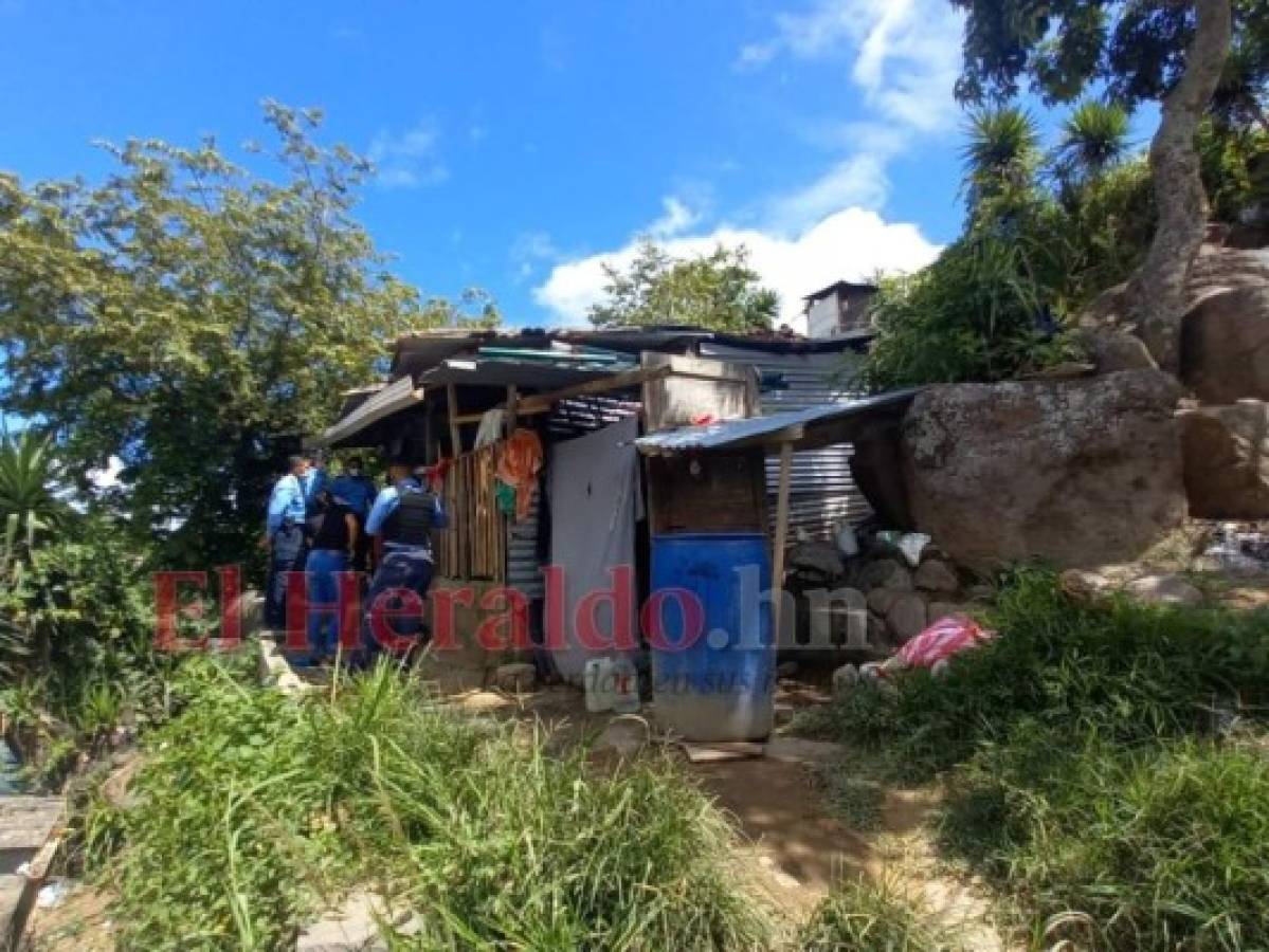 Dentro de esta vivienda, situada al final de unas elevadas gradas, ocurrió el atentado contra las tres integrantes de la familia. Foto: Estalin Irías/ EL HERALDO