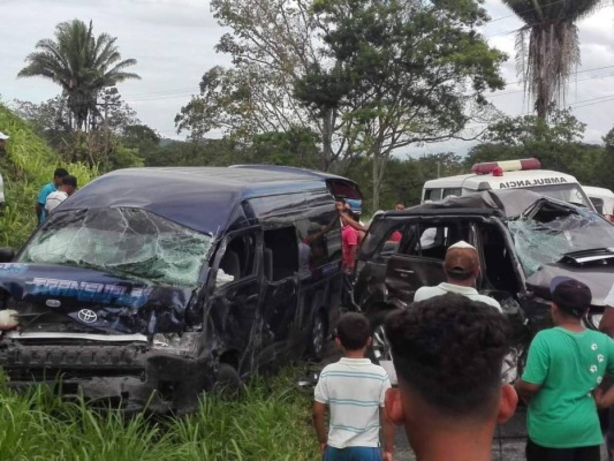 Al menos 14 heridos tras accidente entre busito y camioneta en San Manuel, Cortés