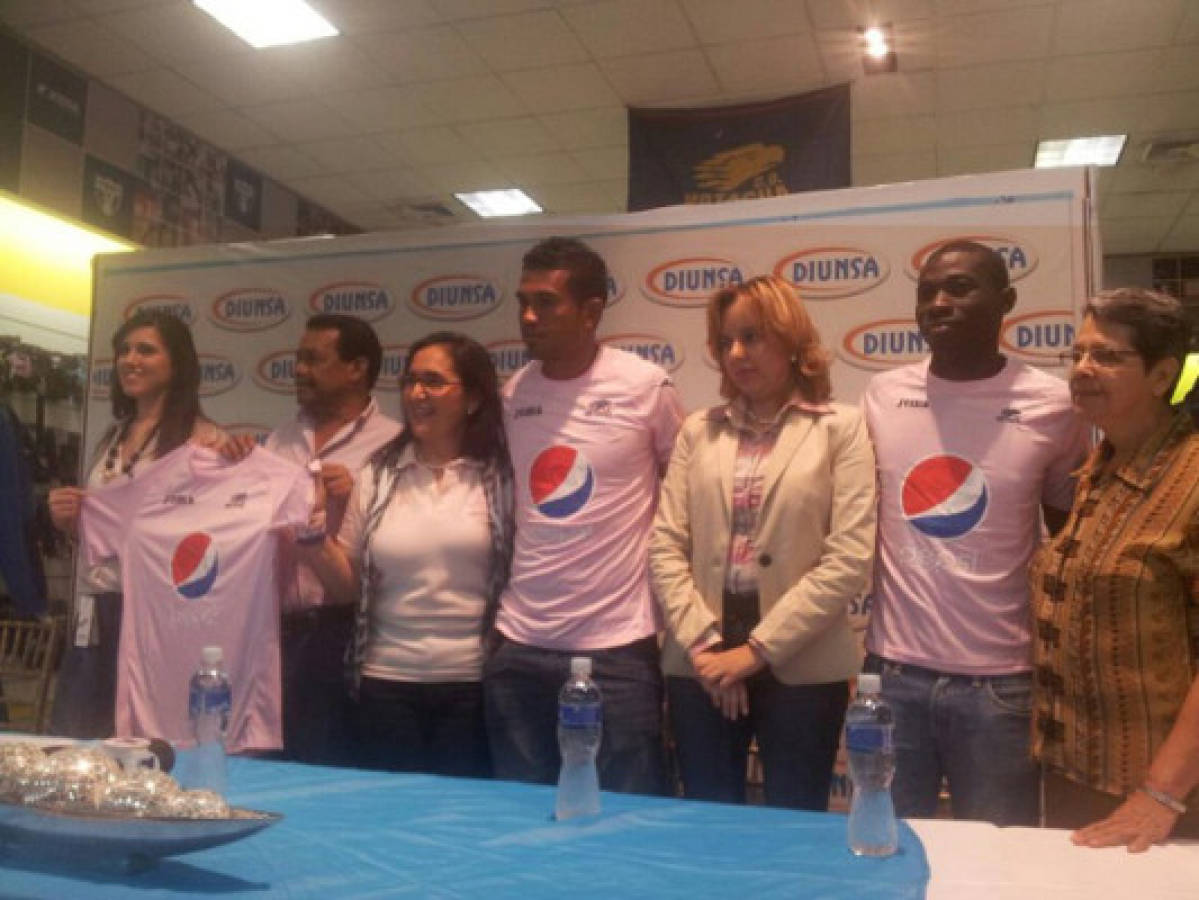 Motagua presenta su camisa rosada en apoyo a la lucha contra el cáncer de mama