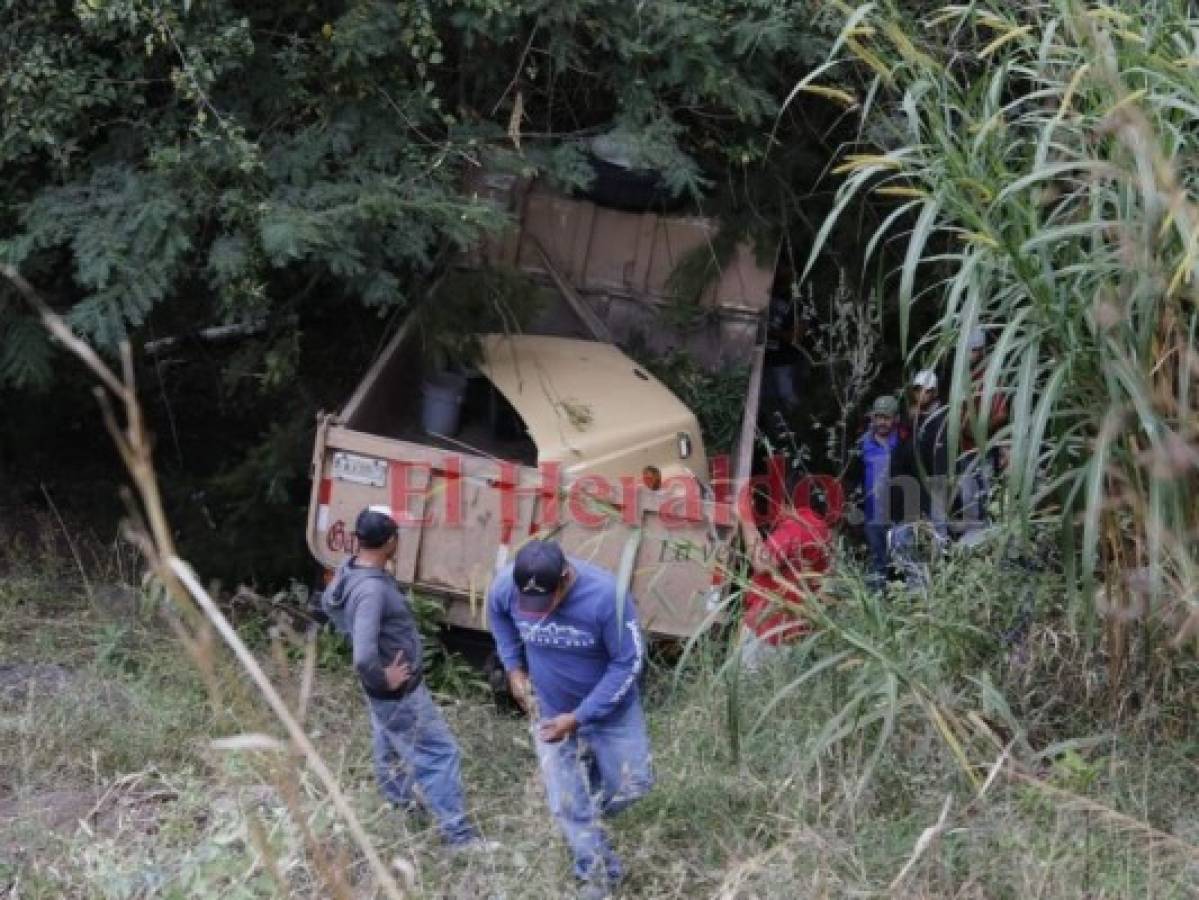 Conductor de volqueta se salva de morir en aparatoso accidente en carretera a Olancho