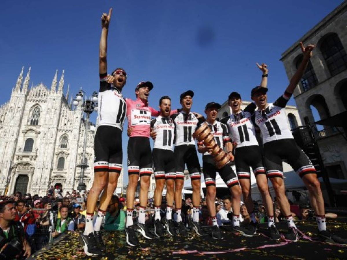 Tom Dumoulin celebra con sus compañeros en el podio (Foto: Agencia AFP)