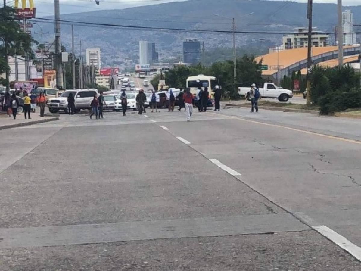 Batalla entre estudiantes y policías en el bulevar Suyapa de la capital