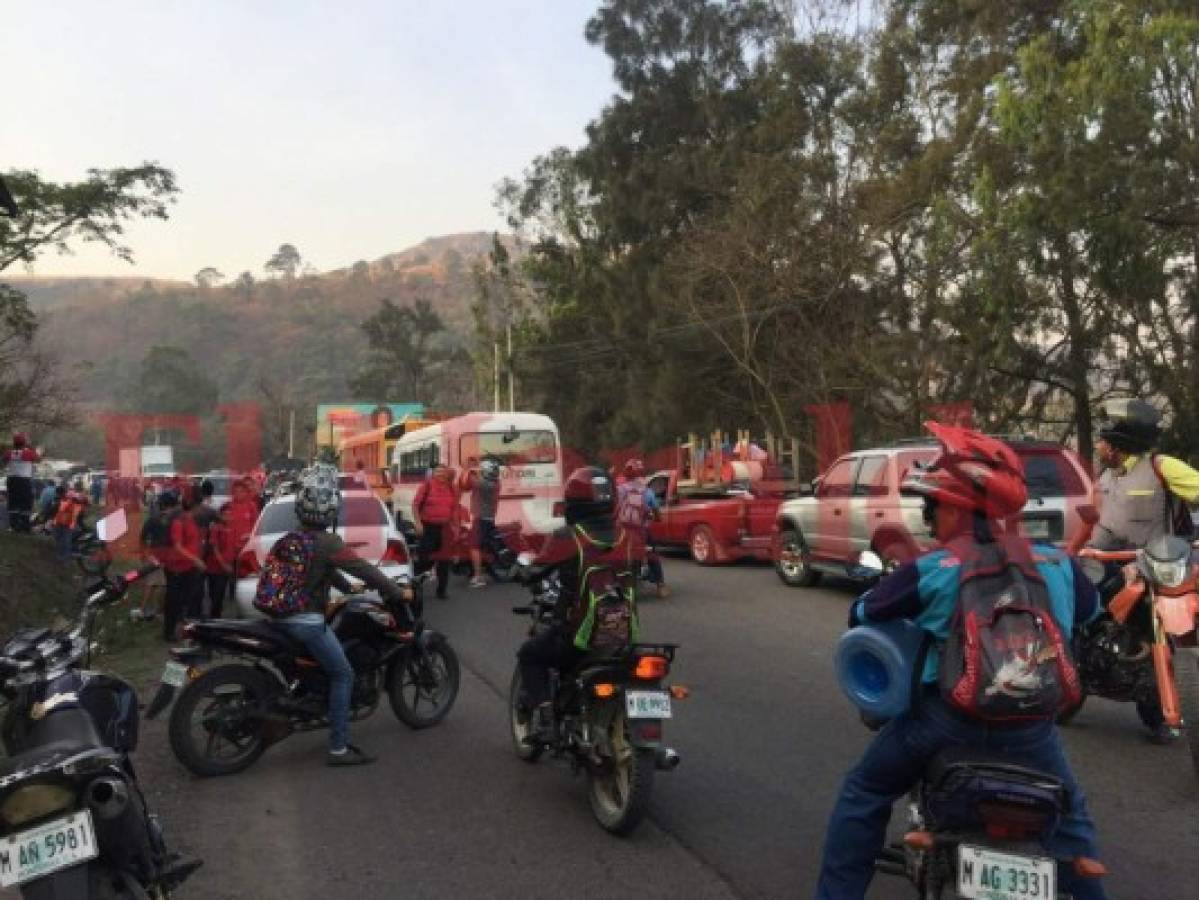 Pobladores de 10 comunidades se toman la carretera a Olancho exigiendo el proyecto de agua potable