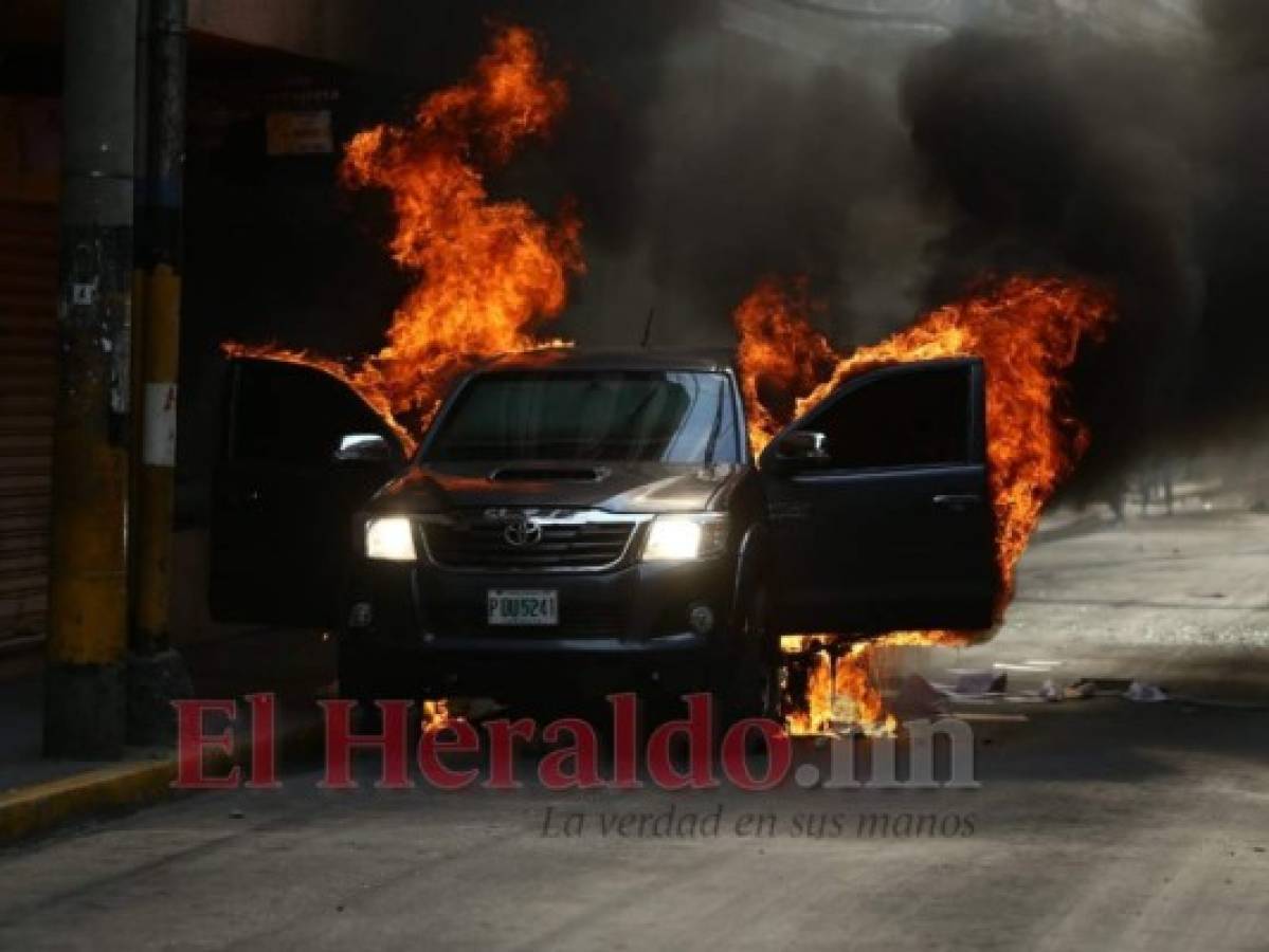 Dueño de vehículo quemado en el centro: ¿Por qué hacer daños materiales a las personas?