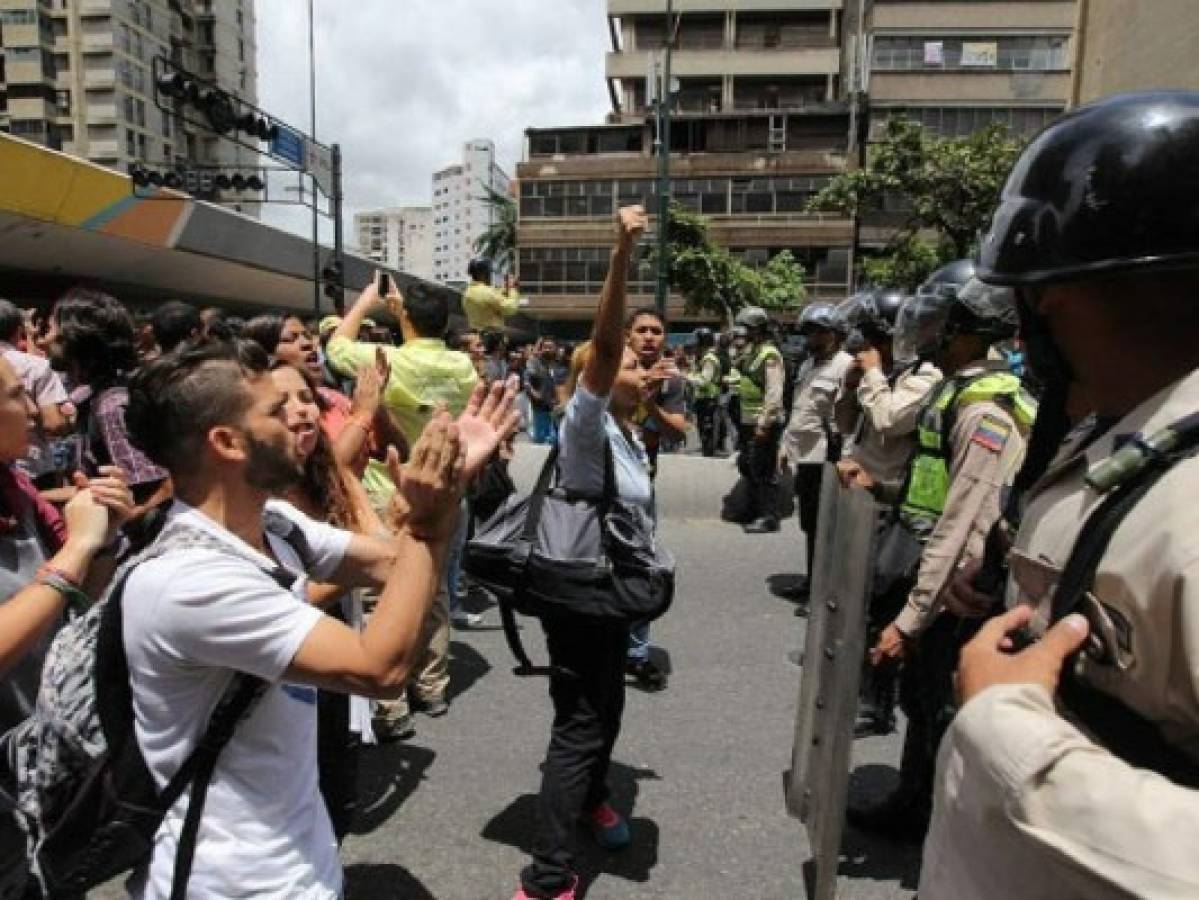 Otorgan libertad a más de 60 colombianos presos en Venezuela por participar en planes para derrocar al gobierno de Maduro