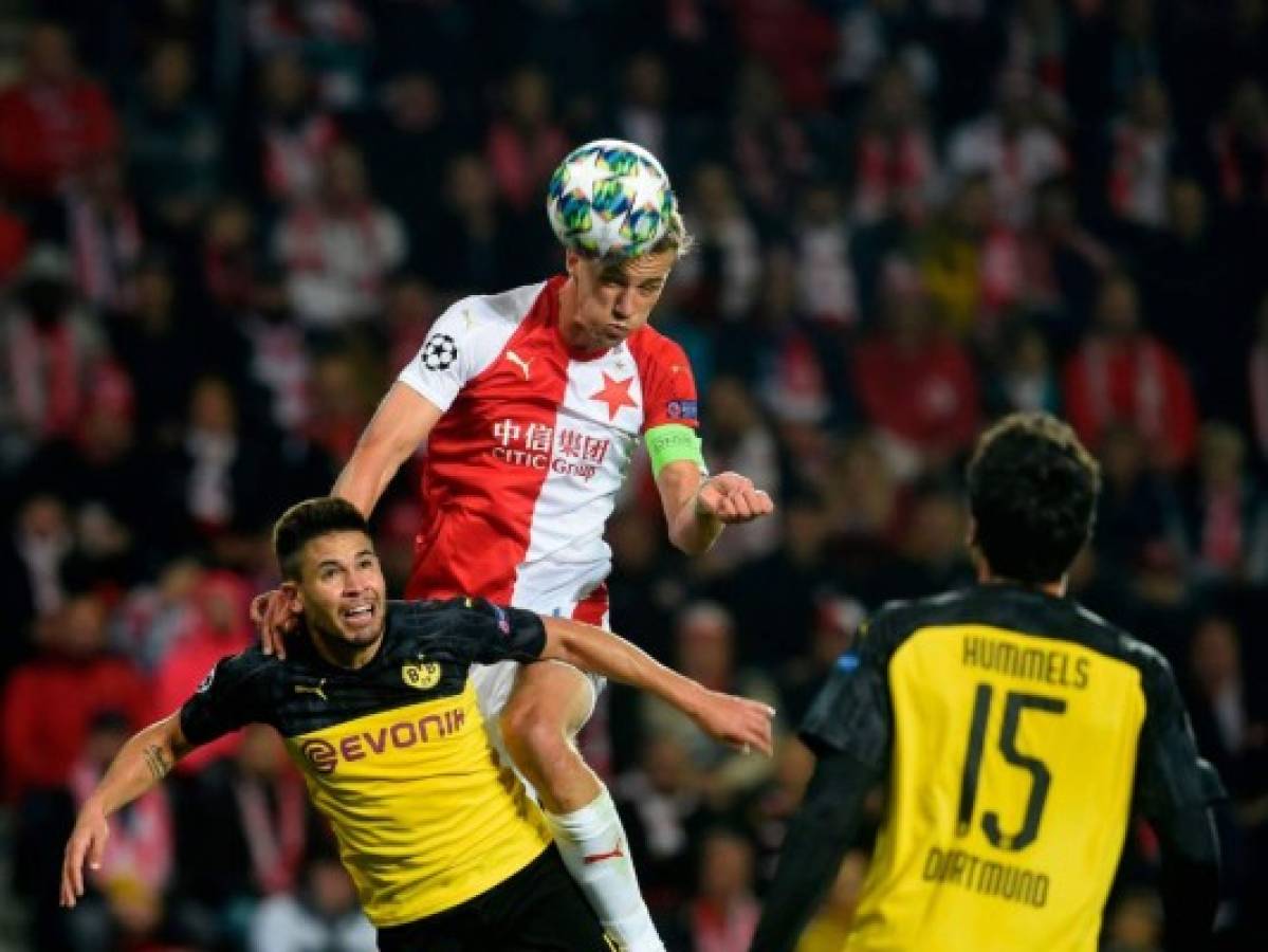 Borussia Dortmund gana 2-0 al Slavia de Praga con doblete de Hakimi