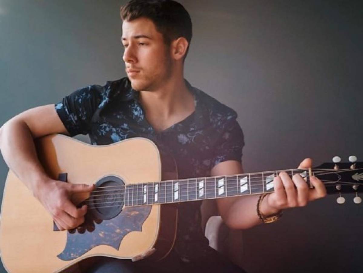 Nick Jonas ayuda a misteriosa joven que se accidenta en bicicleta y termina flechado