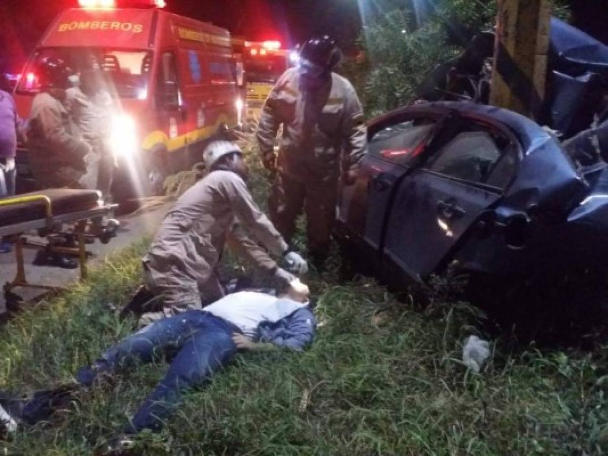 Muere joven universitario al impactar su vehículo contra un poste de luz en la Lima