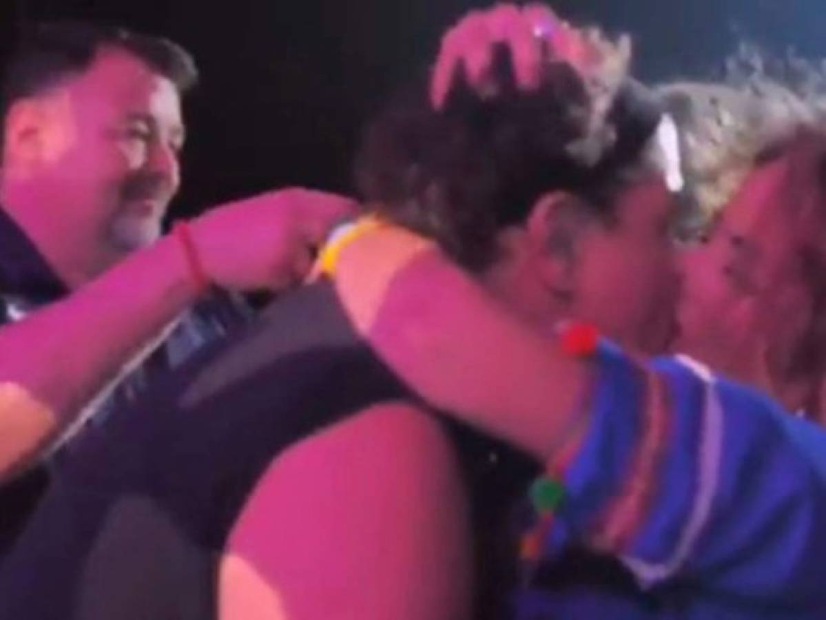 El inesperado beso sucedió durante su interpretación del tema “Carito”. Foto captura Facebook