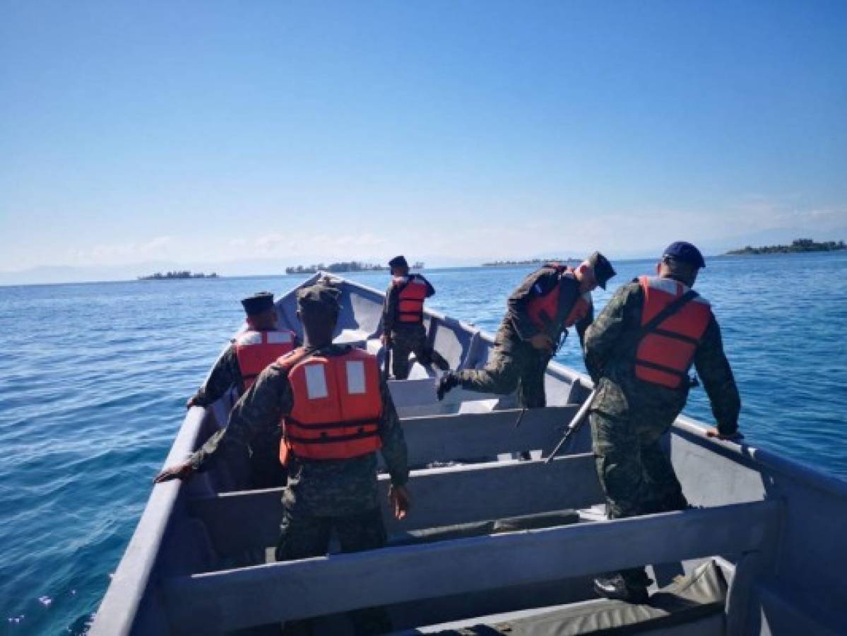 Rescatan a nueve tripulantes de embarcación que naufragó en Roatán