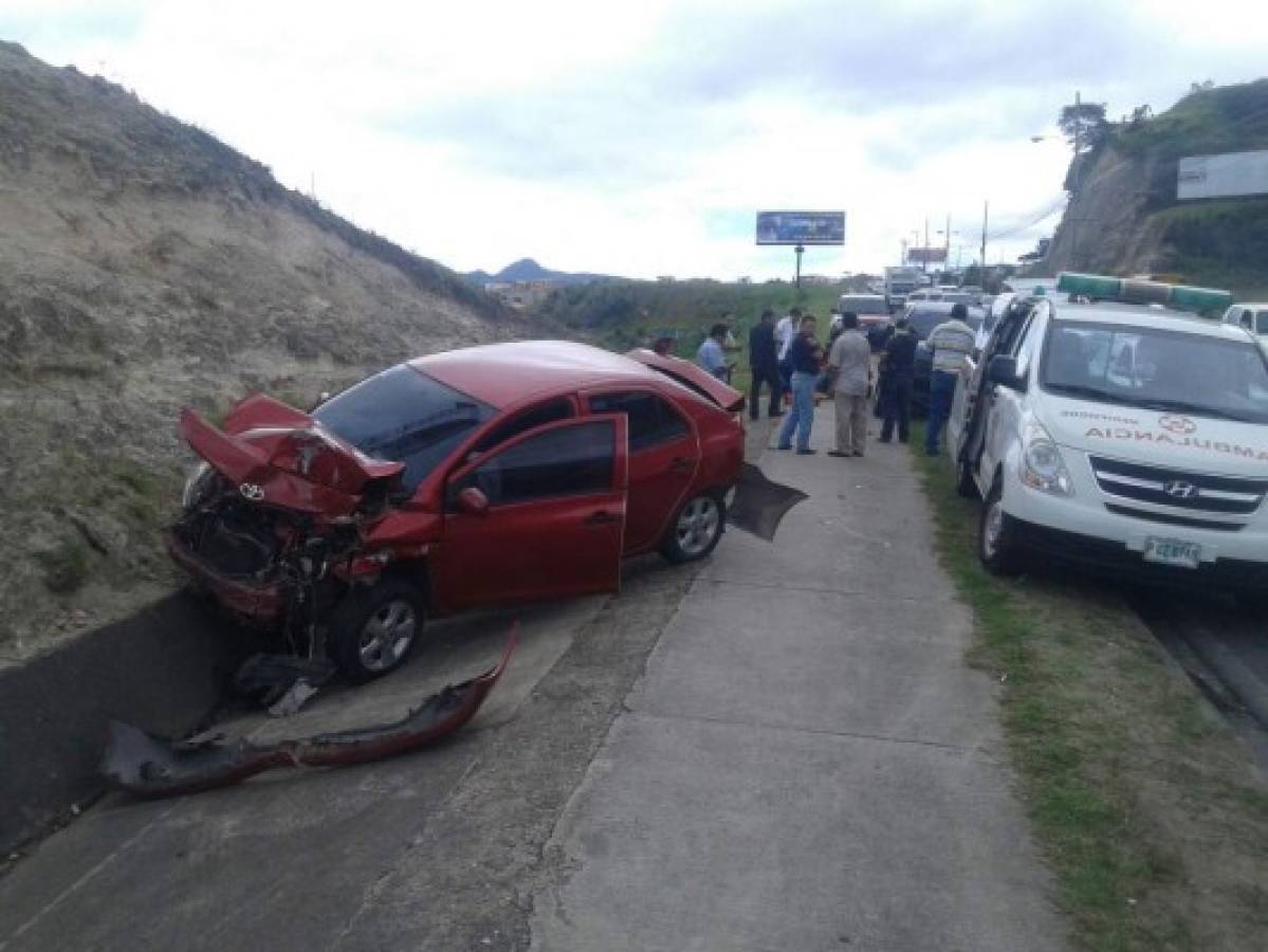 Un lesionado en colisión de cinco carros en anillo periférico