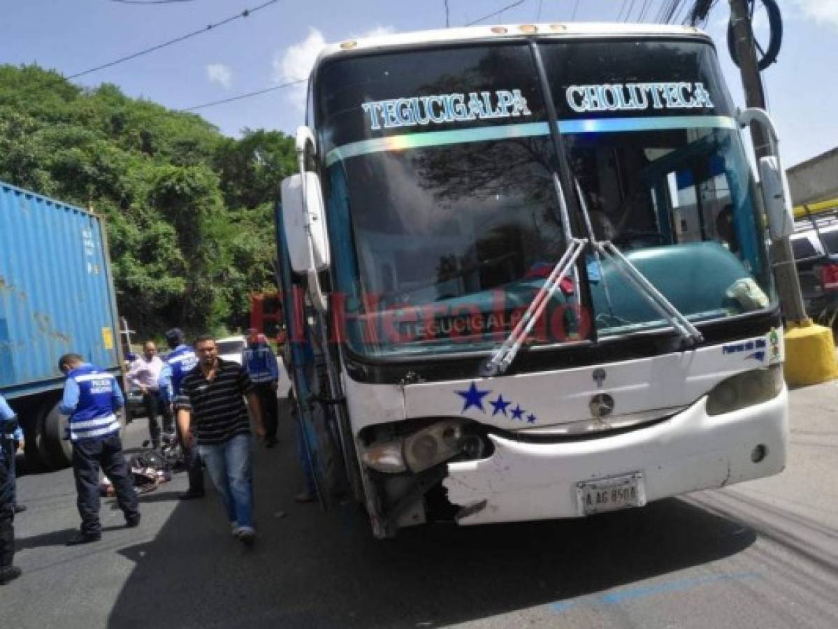 Caos vehicular en la salida al sur de la capital tras choque entre bus y motocicleta