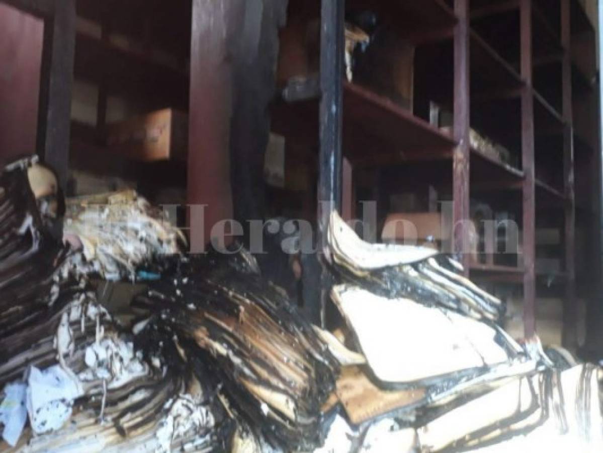 Fotos: Destruido parte del archivo capitalino luego que vándalos incendiaran el Palacio Municipal de Tegucigalpa