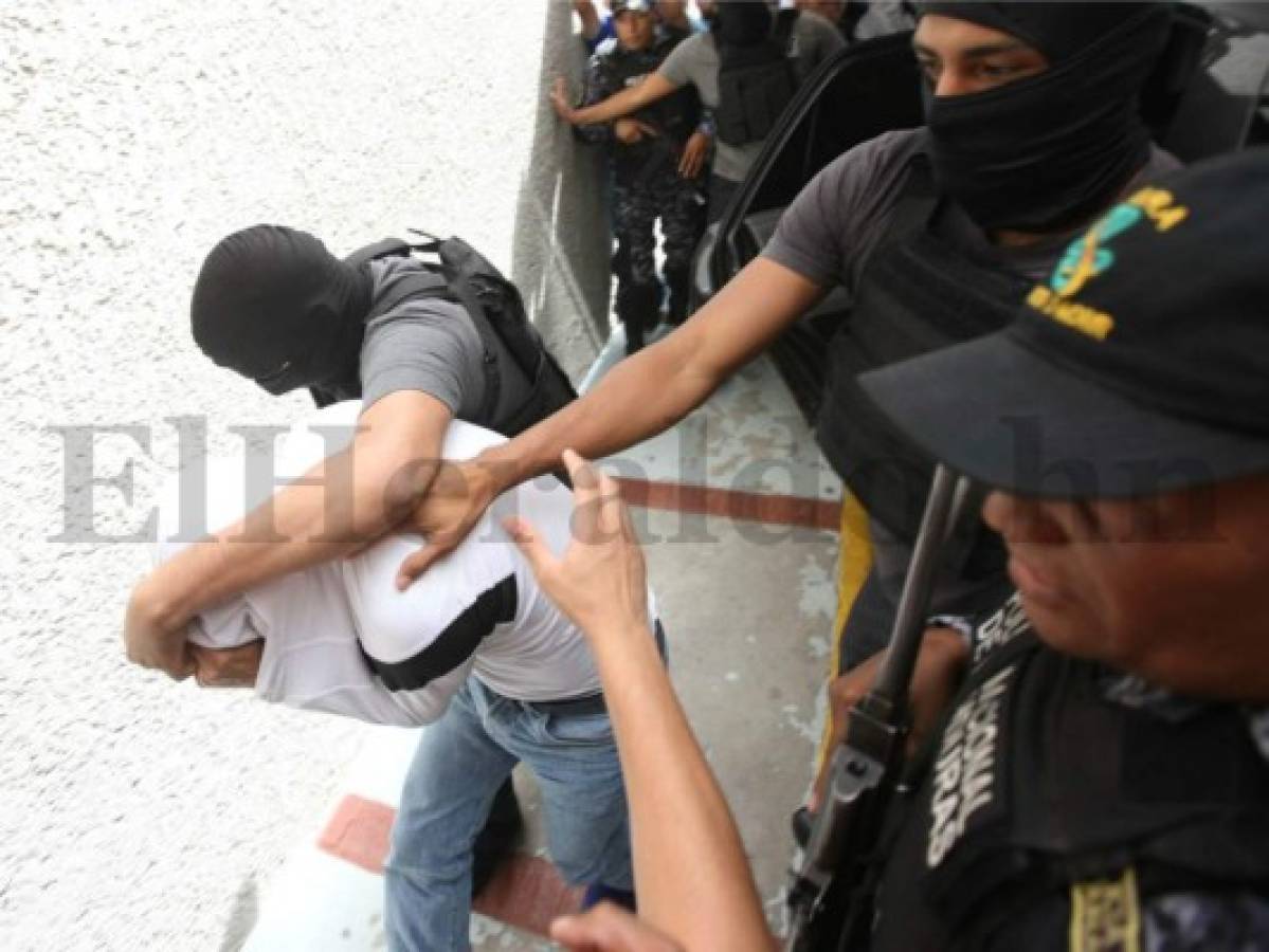 Fuertemente custodiado y con el rostro cubierto llegó el expolicía Ludwig Criss Zelaya, solicitado en extradición, a la Corte Suprema Justicia, foto: Emilio Flores / EL HERALDO.