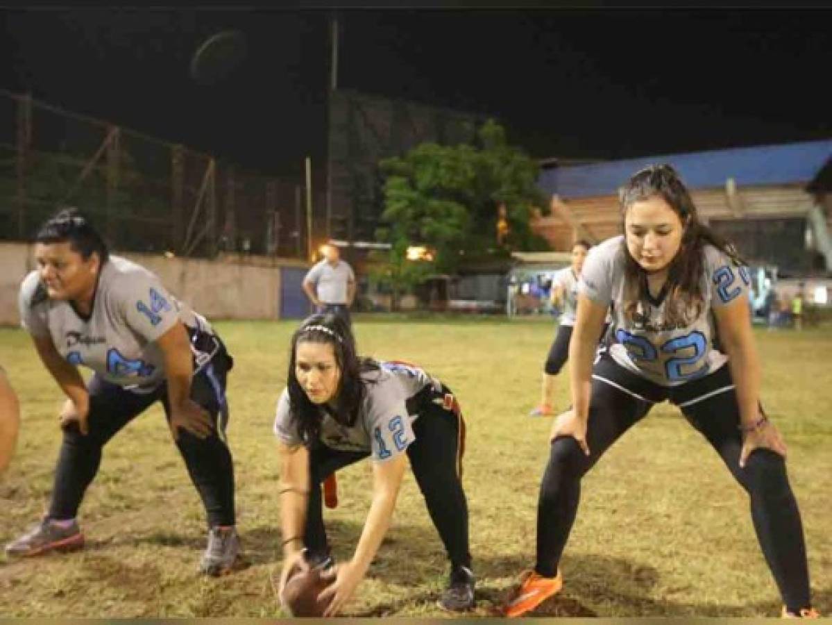 Las chicas Dolphins nos muestan cómo se juega el flag