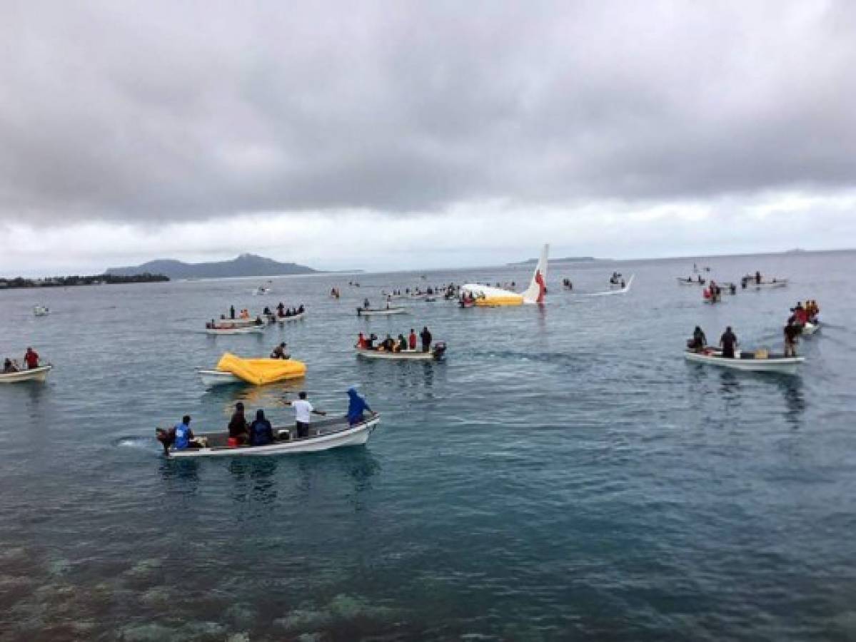 Un avión cae en una laguna de una isla de Micronesia