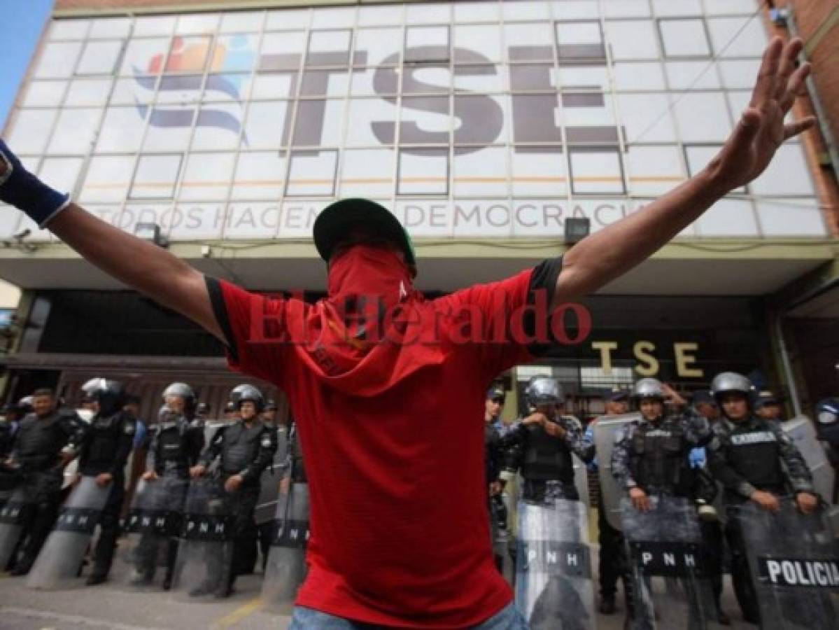 Alianza de Oposición protagoniza masiva marcha frente al Tribunal Supremo Electoral