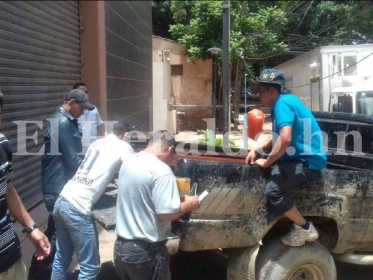 Retiran cadáveres de las víctimas de masacre en la colonia Villanueva