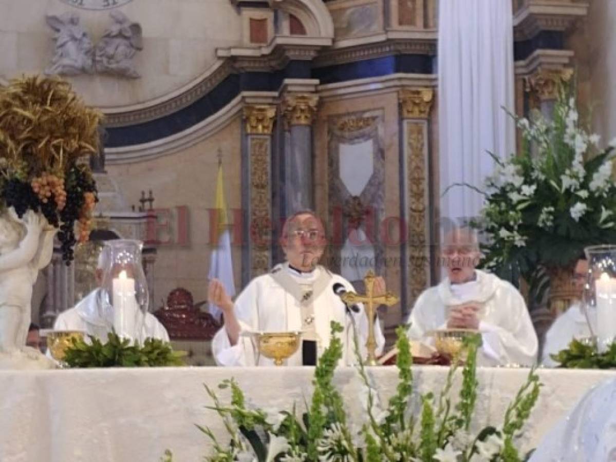 El cardenal Rodríguez en la Basílica de Suyapa durante la misa crismal. (Fotos: Alejandro Amador / EL HERALDO)