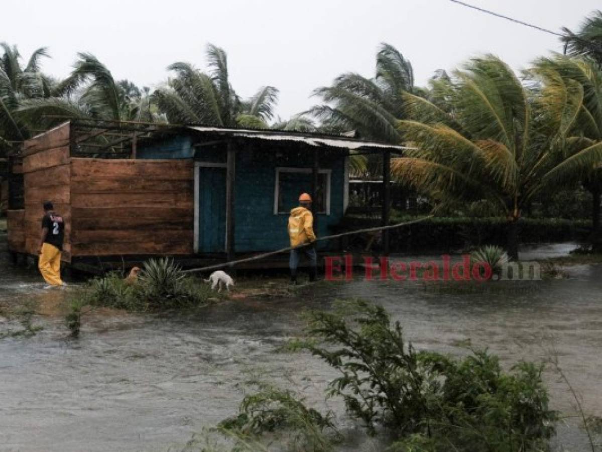 Huracán Eta se debilita pero suma tres muertos y devastación en la región