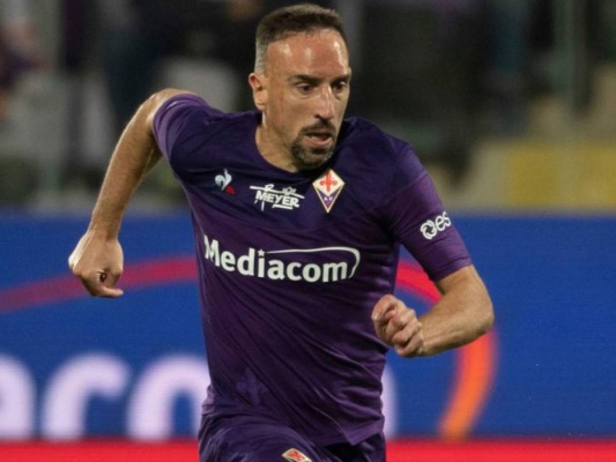 Franck Ribéry es suspendido tres partidos por empujar a árbitro asistente