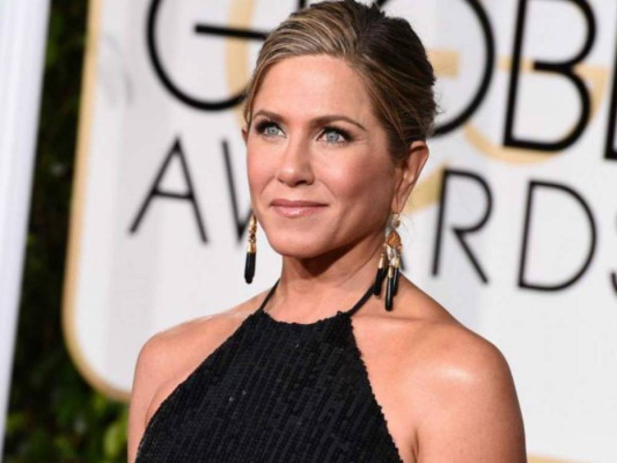 Jennifer Aniston impacta con escote de infarto