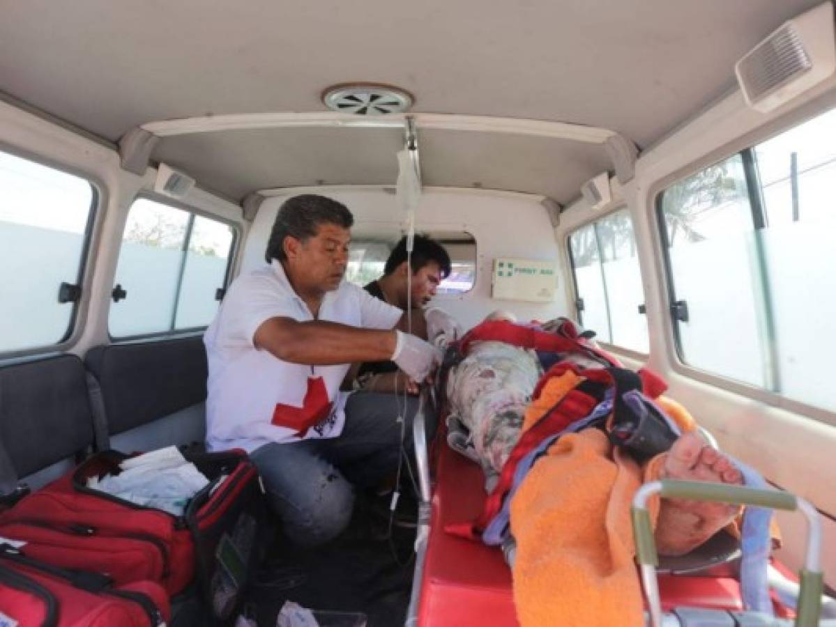 En ambulancias de la Cruz Roja se les brindaron los primeros auxilios.