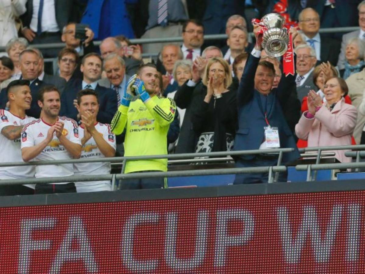 Manchester United y Van Gaal se consuelan ganando la Copa