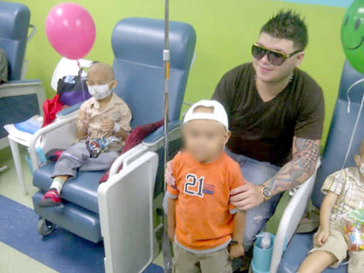 Farruko llevó alegría a los niños con cáncer del Materno Infantil