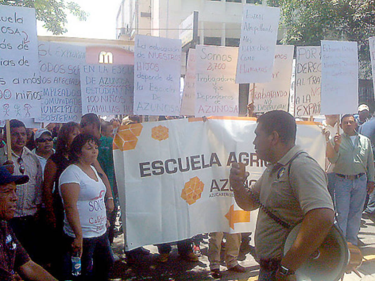 Empleados de azucarera protestan ante oficinas del Instituto Nacional Agrario en Tegucigalpa