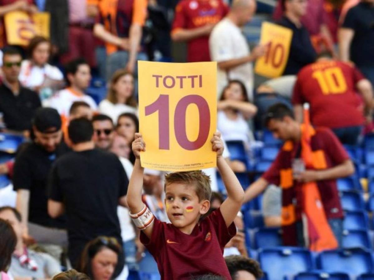 Este pequeño ya conoce sobre la historia de fidelidad de Totti con la Roma (Foto: Agencia AFP)