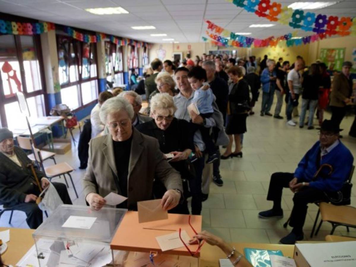 Comienza el cierre de urnas en España tras masiva participación en elecciones